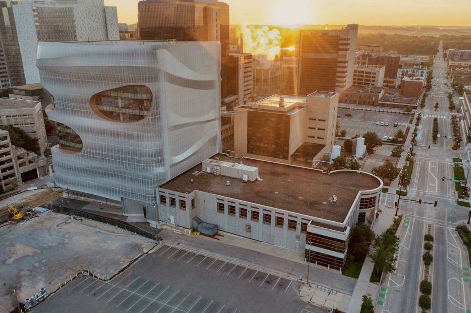 Panoramaaufnahme einer globalen Metropole bei Sonnenaufgang, die Wachstum und Möglichkeiten symbolisiert.